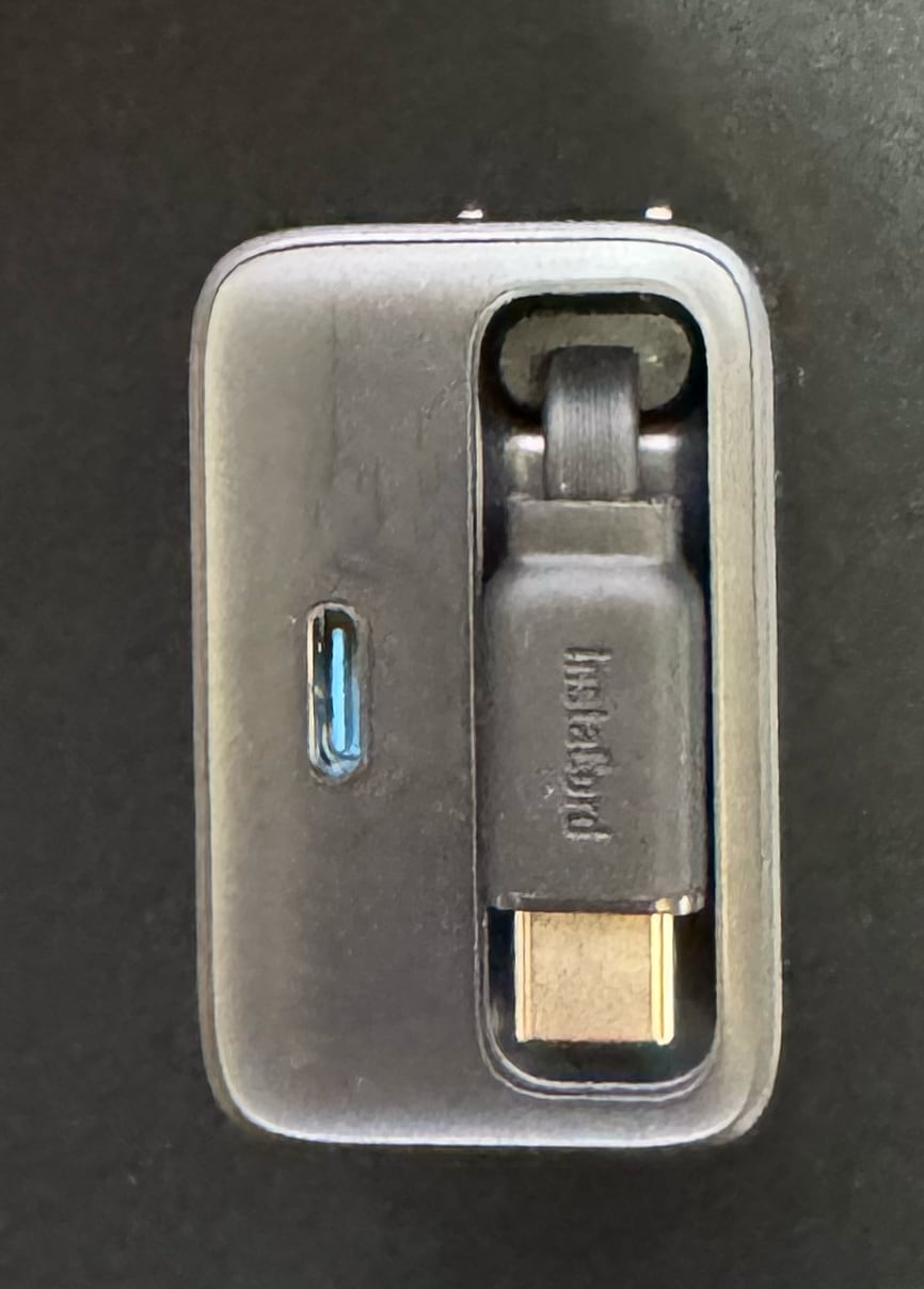 Anker Nano Charger (35W, Built-In 巻取り式 USB-Cケーブル)立てた時