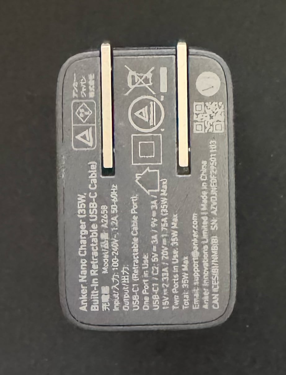 Anker Nano Charger (35W, Built-In 巻取り式 USB-Cケーブル)立てて裏
