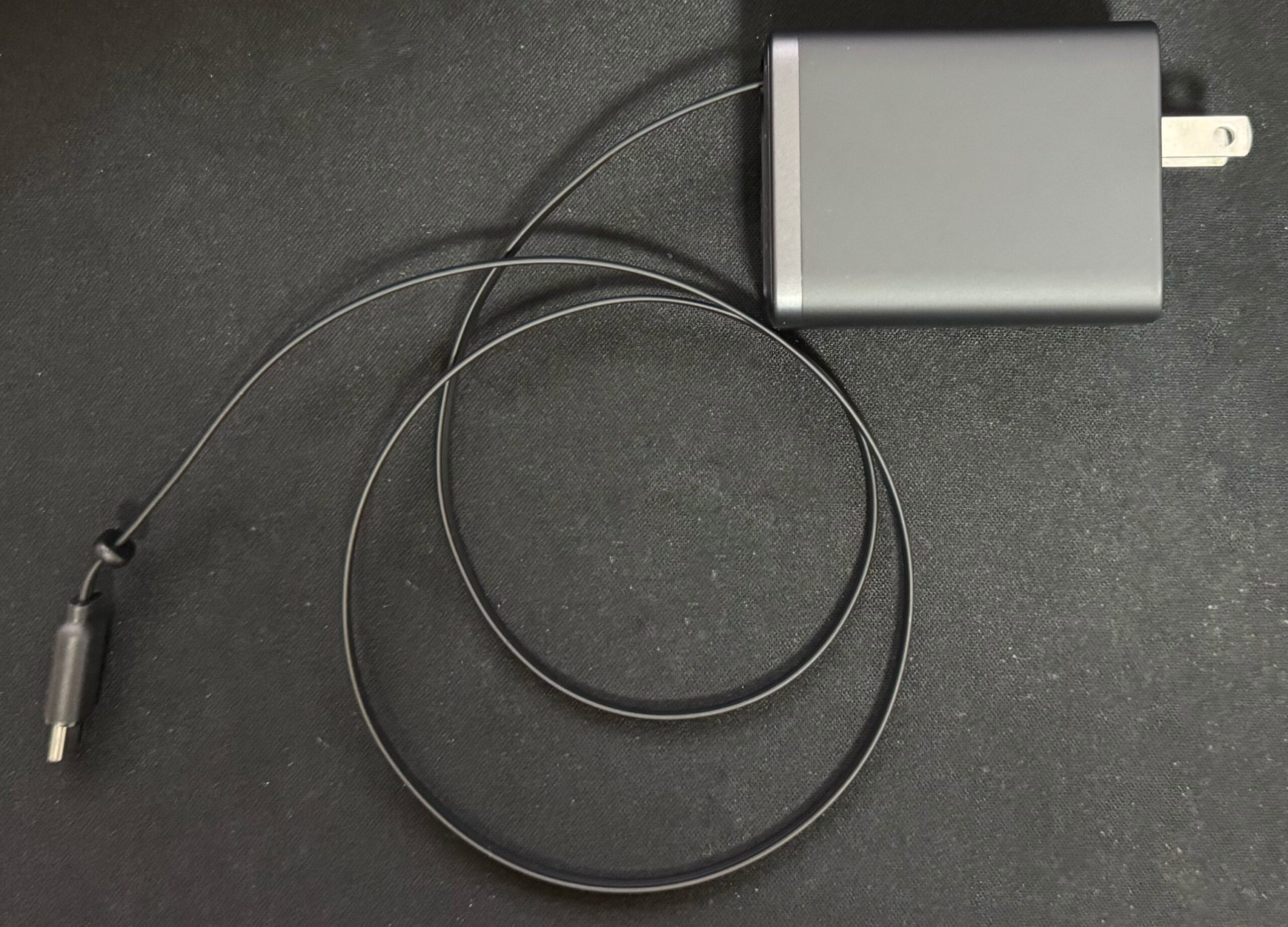 Anker Nano Charger (35W, Built-In 巻取り式 USB-Cケーブル)リールを伸ばした写真