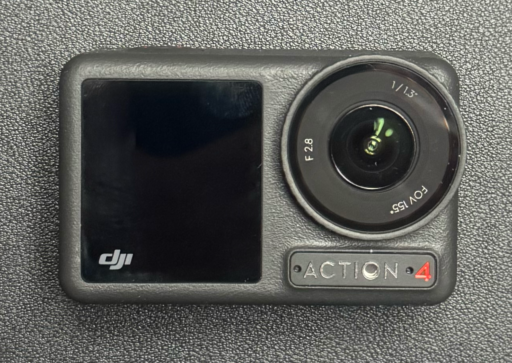 DJI OSMO Action 4：正面です。かなり小さいのに正面に液晶があるので自撮りにも向いています。