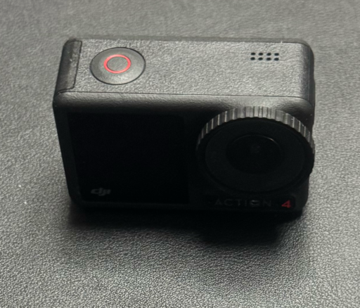 DJI OSMO Action 4：立体でどうぞ。厚みもかなり薄いです。