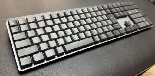 KX850FC斜めから：それほどキーが高くないのがわかります。