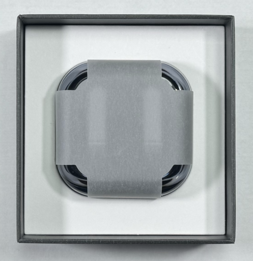 Samsung Galaxy Buds 4・箱を開けた所。ペリペリがついています。