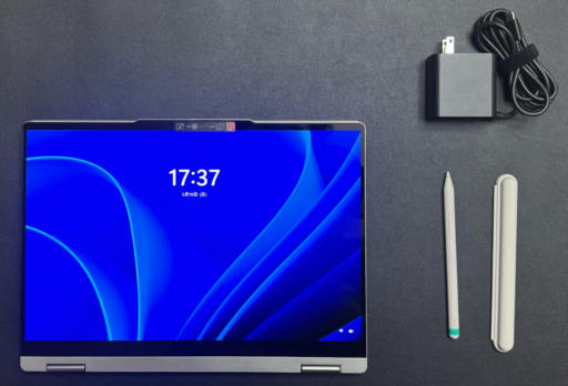 Yoga 7i 2-in-1 Gen 11 Aura Edition：画面を押し倒してタブレットモードにします。便利です。