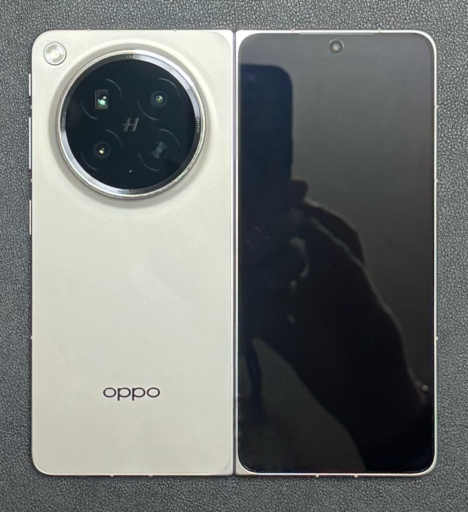 OPPO Find N6：ケースを外した状態です。シンプルながら力強い印象です。