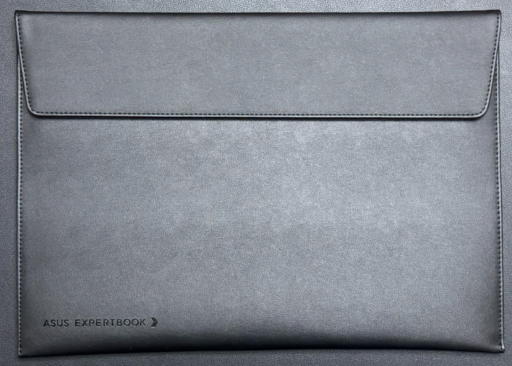 ASUS ExpertBook Ultra:合皮スリーブ:シックで使いやすいです。
