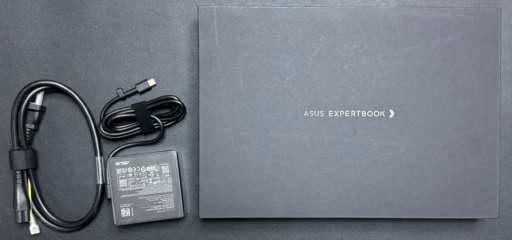 ASUS 中箱と、他に外箱に入っていたもの:ACアダプタですね。