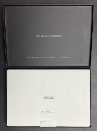 ASUS ExpertBook Ultra:中箱を開けました:白黒のコントラストが美しいですね。
