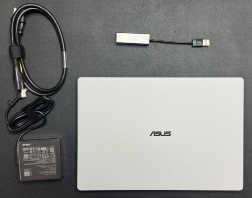 ASUS ExpertBook Ultra:中身:USB-LANアダプタ込みでこうなります。