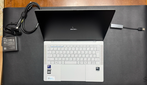 ASUS ExpertBook Ultra:開くとこんな感じです。