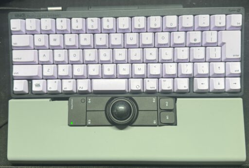 Nape ProをHHKBのパームレストに埋め込みHHKBの下に置いた写真